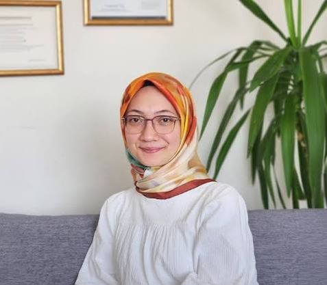 Zeynep Büşra Dursun, çalışma odasındaki koltukta