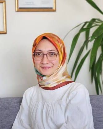Zeynep Büşra Dursun, çalışma odasındaki koltukta